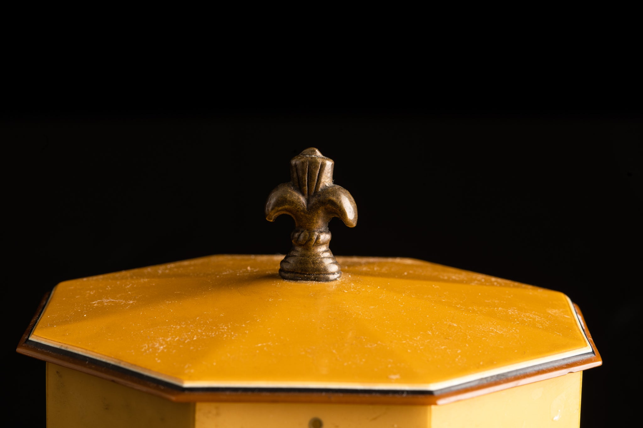 美國中世紀現代 Empire Lucite 古典粉盒