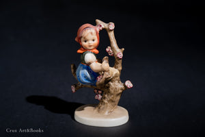 德國 Hummel 蘋果樹上的小女孩陶瓷塑像
