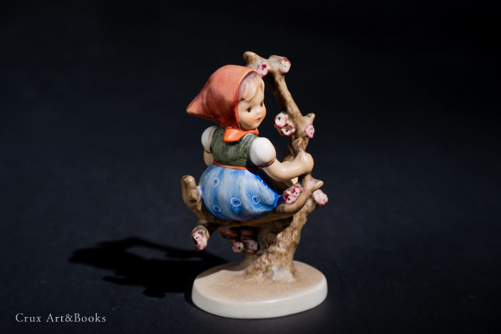 德國 Hummel 蘋果樹上的小女孩陶瓷塑像